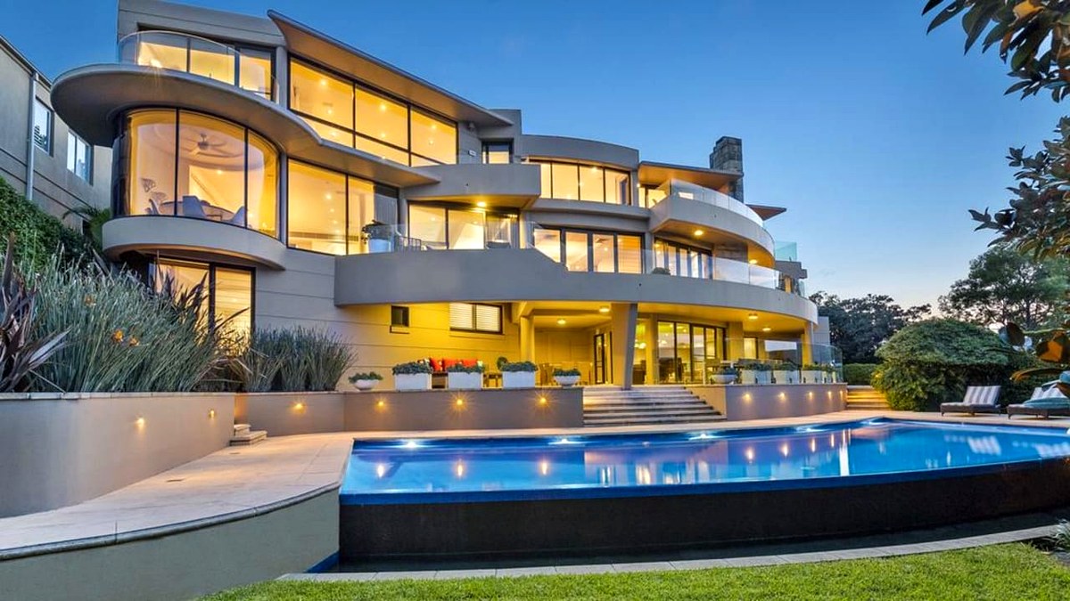 Ultra luxury mansion with infinity pool